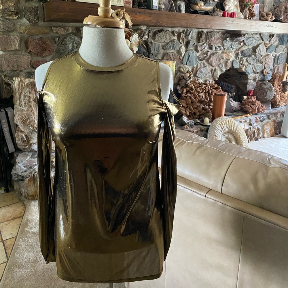 Michael Korse evening top